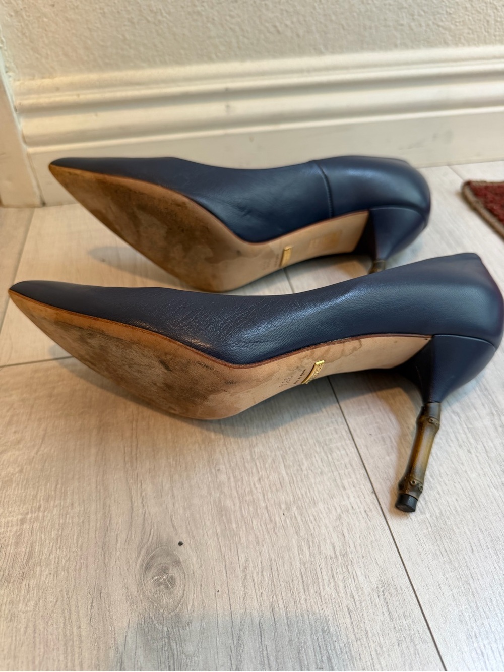 Gucci Navy Pointed Leather Pumps with Sculpted Heel - Picture 4 of 5